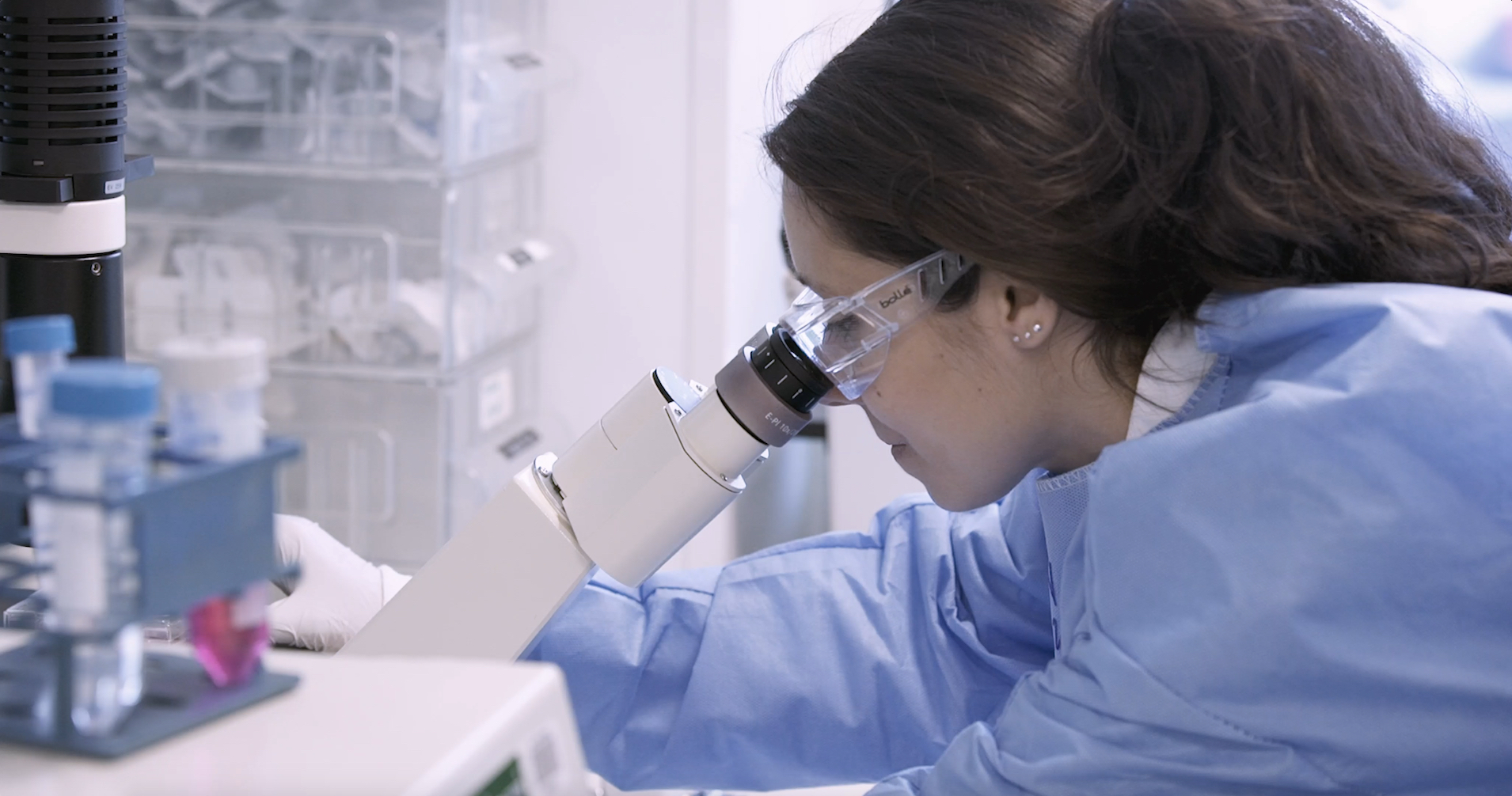 Créé en 1990 sous l'impulsion des malades et de leurs familles, Généthon, le laboratoire du Téléthon, s'est donné un enjeu de taille : trouver des traitements pour vaincre les maladies génétiques rares.