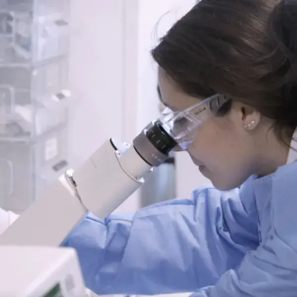 Créé en 1990 sous l'impulsion des malades et de leurs familles, Généthon, le laboratoire du Téléthon, s'est donné un enjeu de taille : trouver des traitements pour vaincre les maladies génétiques rares.